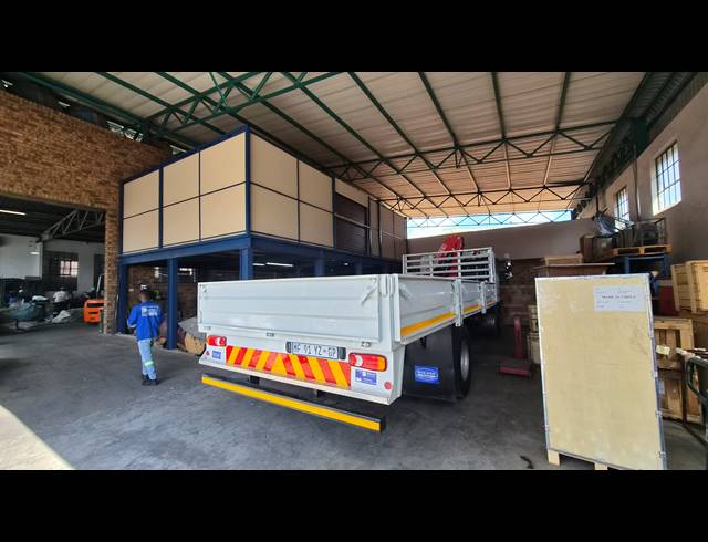 1,396M² WAREHOUSE FOR SALE IN JET PARK
